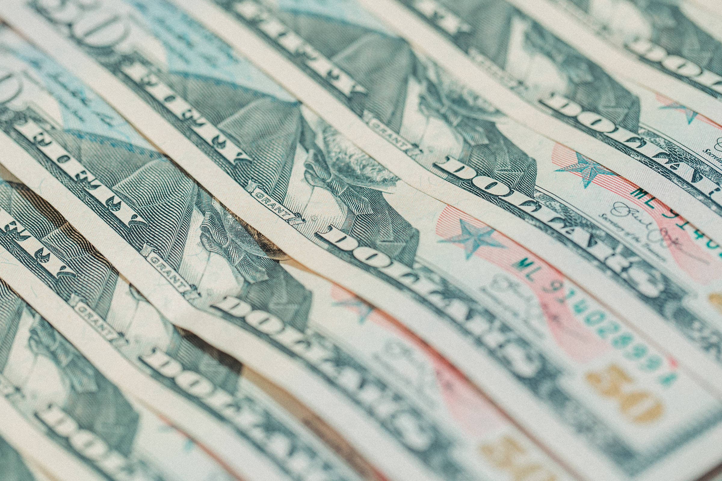 Dólar recua a R$ 4,9863 e Ibovespa sobe 0,72% após correção técnica seguida à turbulência com Flávio Bolsonaro
