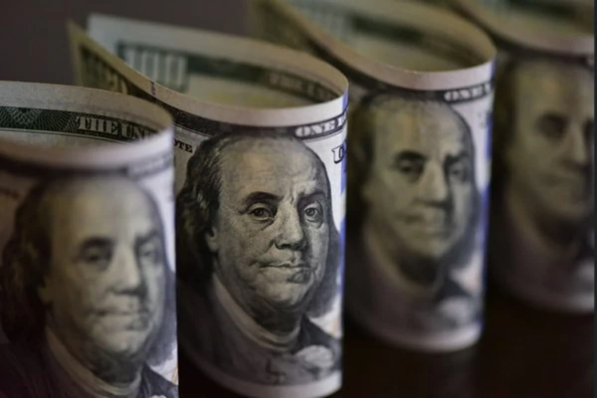 Ibovespa cai pela 5ª semana seguida e dólar supera R$ 5,06 com escândalo político